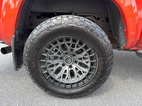 Used 2017 Toyota Tacoma TRD Sport w/ Premium & Technology Package AWD/4WD image 33