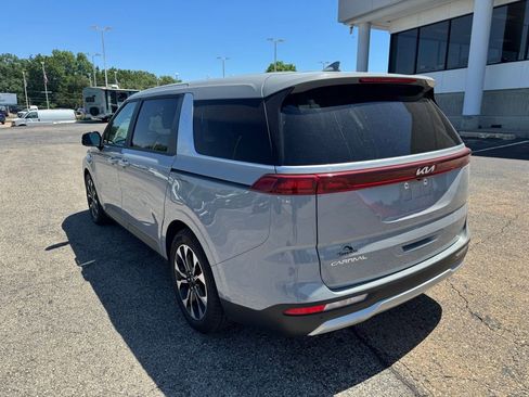 Used 2024 Kia Carnival EX FWD image 5