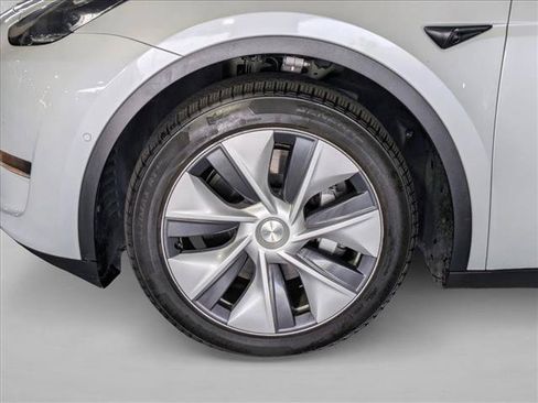 Used 2023 Tesla Model Y Long Range AWD/4WD image 23