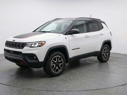Used 2025 Jeep Compass Trailhawk AWD/4WD image 3