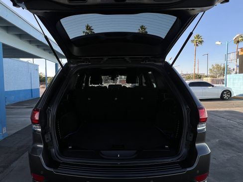 Used 2020 Jeep Grand Cherokee Laredo image 5