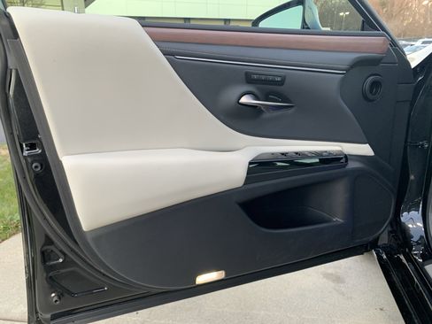 Used 2025 Lexus ES 300h w/ Luxury Package image 14