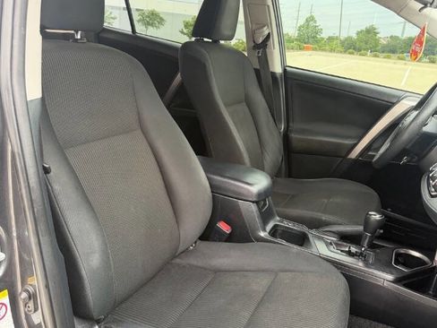 Used 2018 Toyota RAV4 LE image 10