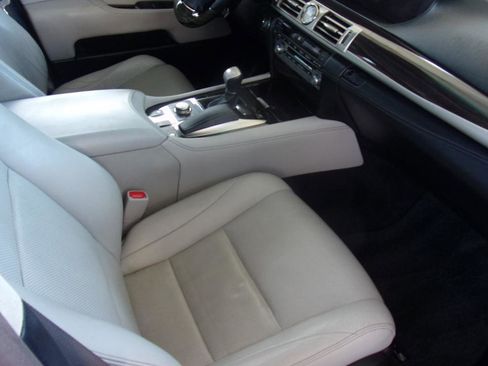 Used 2013 Lexus LS 460 w/ Comfort Pkg RWD image 12