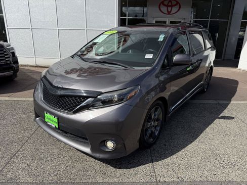 Used 2015 Toyota Sienna SE Premium FWD image 2