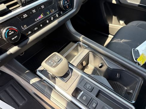 Used 2025 Nissan Pathfinder SV FWD image 27