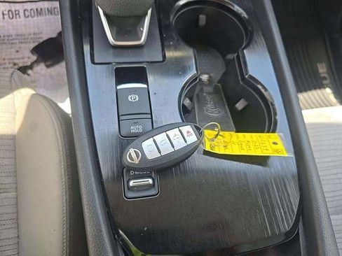 Used 2022 Nissan Rogue SV FWD image 15