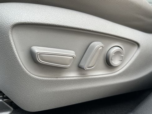 Used 2020 Toyota Highlander XLE AWD/4WD image 14