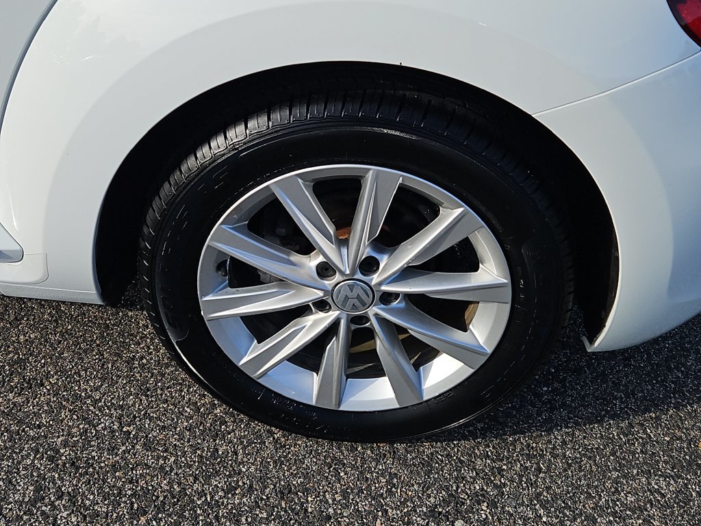 Used 2019 Volkswagen Beetle 2.0T SE FWD image 8