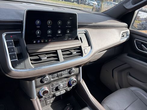 Used 2021 GMC Yukon XL SLT w/ SLT Premium Package image 3