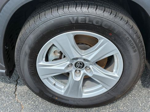 Used 2024 Toyota Highlander LE FWD image 14