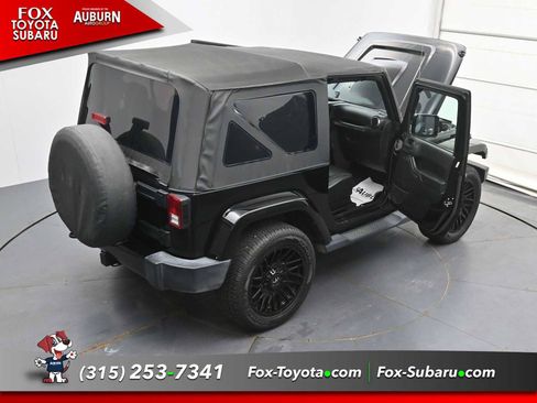 Used 2018 Jeep Wrangler Sahara w/ Dual Top Group AWD/4WD image 36