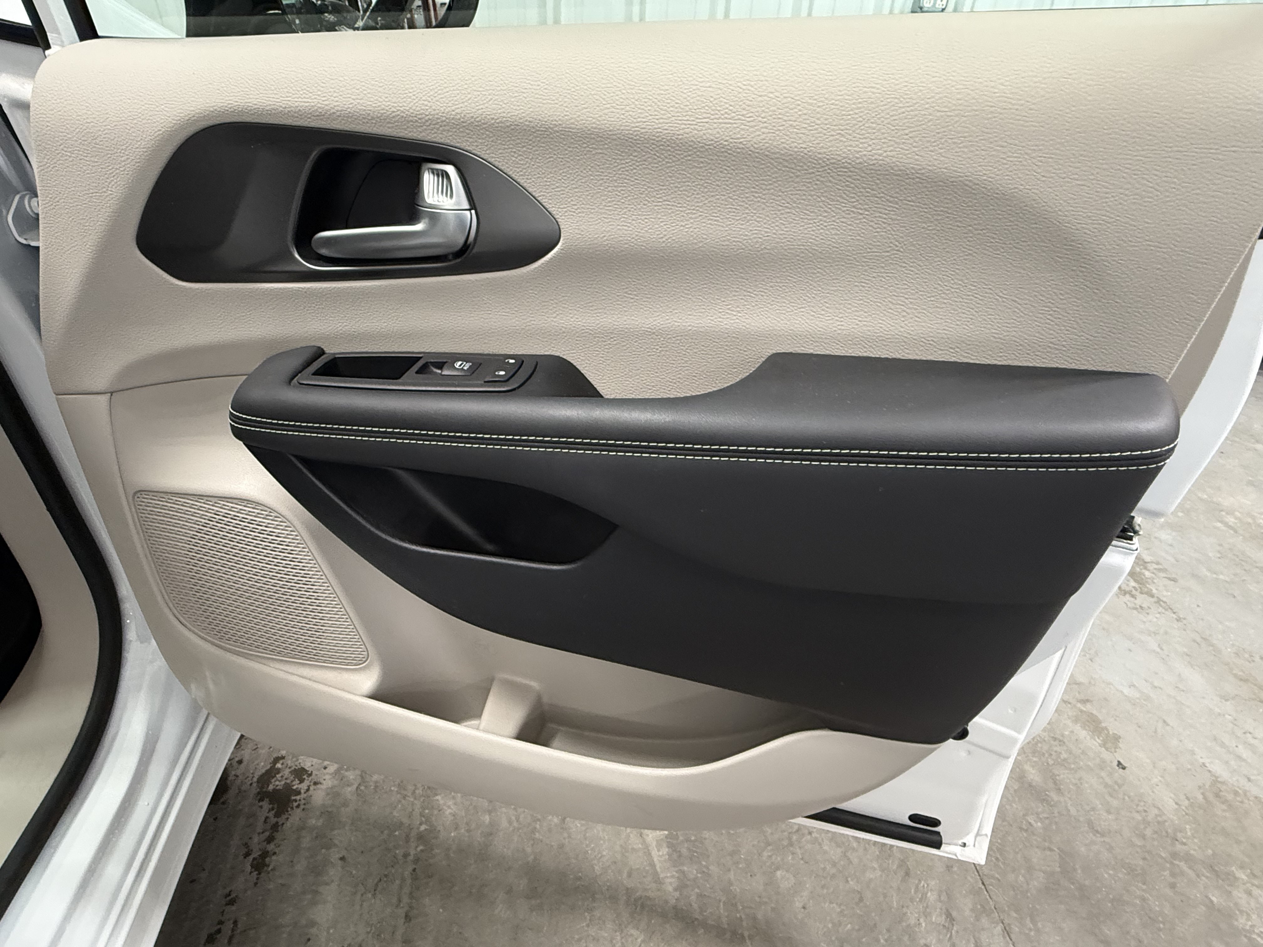 Used 2024 Chrysler Pacifica Touring-L FWD image 8