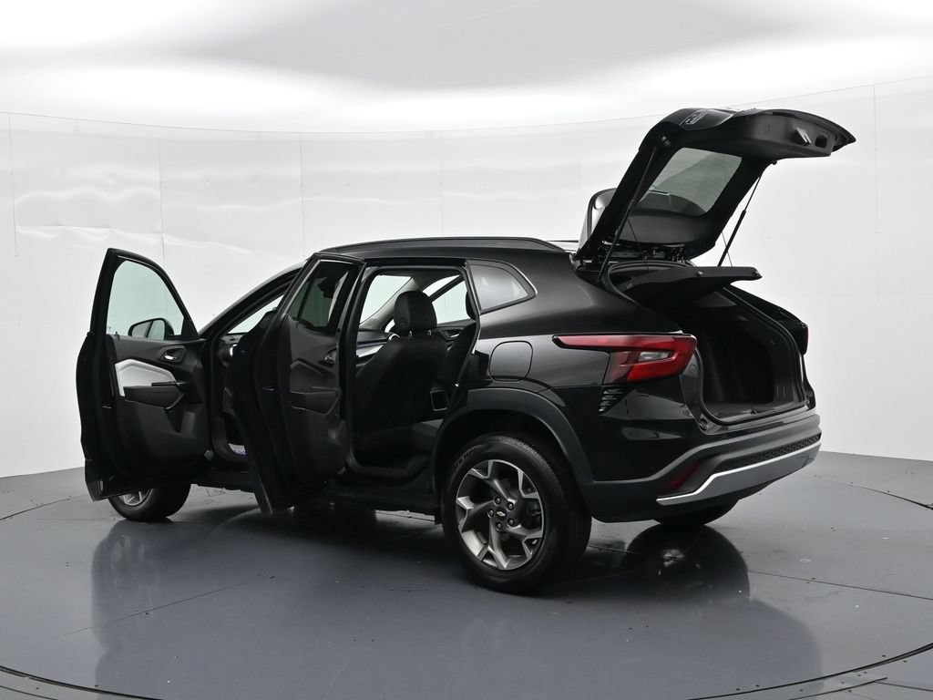 Used 2025 Chevrolet Trax LT FWD image 24