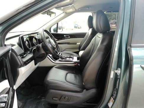 Used 2024 Kia Carnival EX FWD image 12