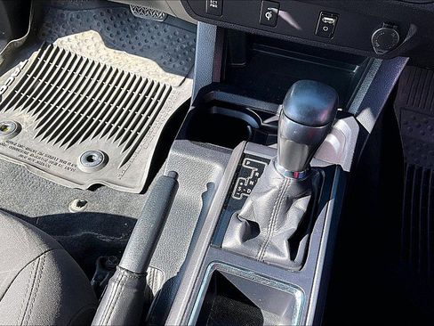 Used 2017 Toyota Tacoma TRD Sport w/ Tow Package (A/T) image 18