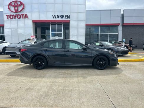 Used 2025 Toyota Camry SE FWD image 9