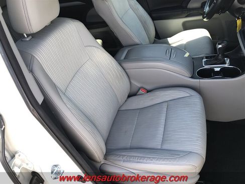 Used 2016 Toyota Highlander Plus AWD/4WD image 25