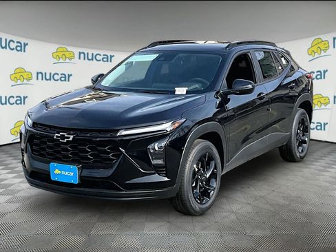 New 2026 Chevrolet Trax LT w/ Midnight Edition FWD image 4