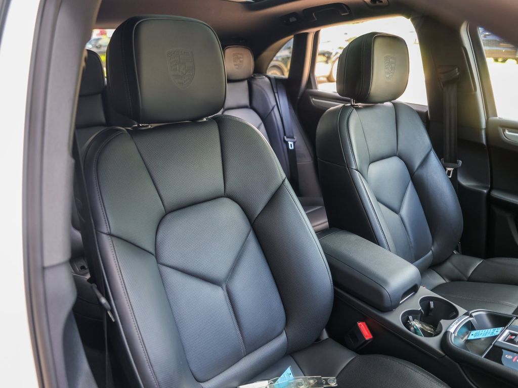Certified 2026 Porsche Macan AWD/4WD image 38