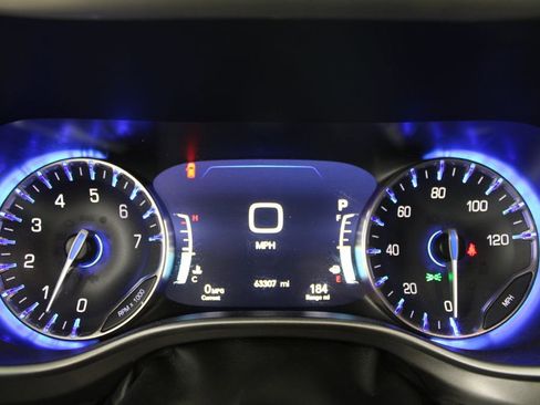 Used 2023 Chrysler Pacifica Touring-L FWD image 41