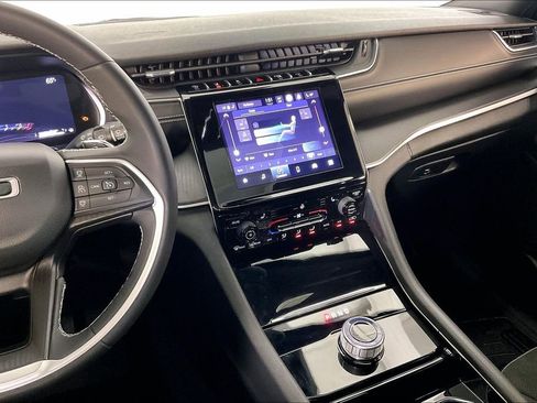 Used 2023 Jeep Grand Cherokee L Laredo image 9