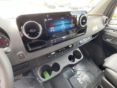 Used 2024 Mercedes-Benz Sprinter 2500 image 22