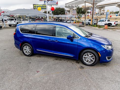 Used 2020 Chrysler Pacifica Touring-L image 6