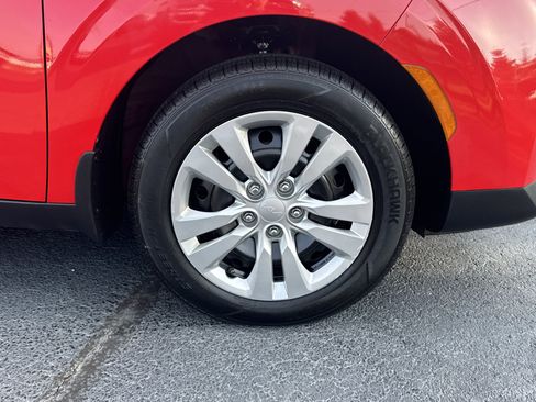 Used 2022 Kia Soul LX image 12