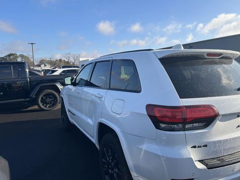 Used 2018 Jeep Grand Cherokee Altitude image 11