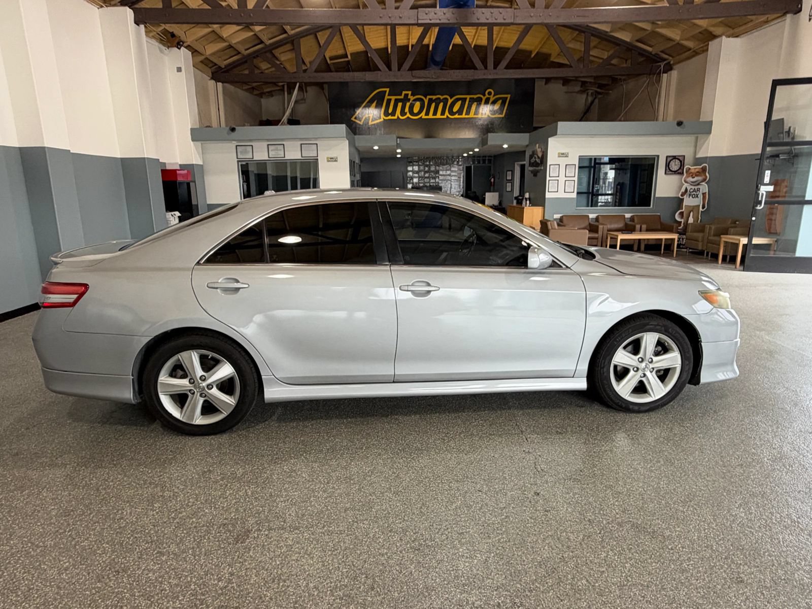 Used 2011 Toyota Camry SE w/ SE Extra-Value Pkg #1 FWD image 8