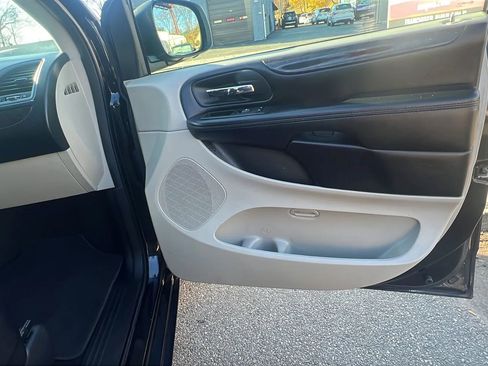 Used 2019 Dodge Grand Caravan SE w/ UConnect Hands-Free Group image 31