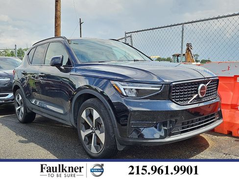 Used 2024 Volvo XC40 B5 Core AWD/4WD image 1