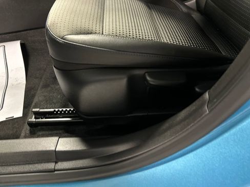 Used 2025 Chevrolet Trax LT w/ Sunroof Package FWD image 13
