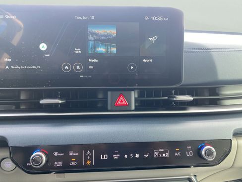 Used 2025 Kia Carnival EX FWD image 19