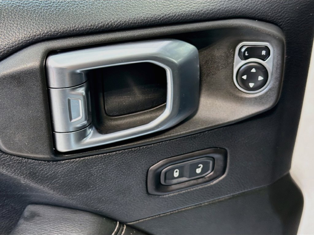 Used 2018 Jeep Wrangler Unlimited Sahara AWD/4WD image 18