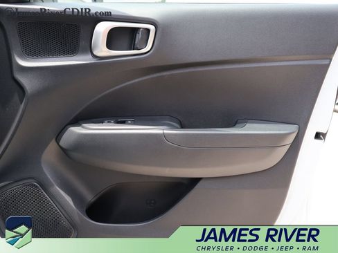 Used 2025 Hyundai Venue SEL FWD image 10