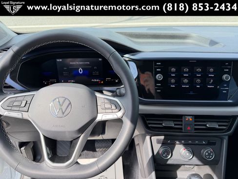 Used 2022 Volkswagen Taos SE image 29