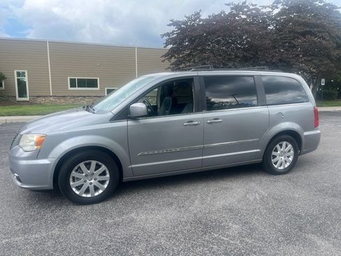 Used 2014 Chrysler Town & Country Touring FWD image 11