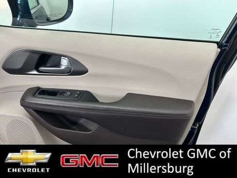 Used 2017 Chrysler Pacifica Touring-L image 25