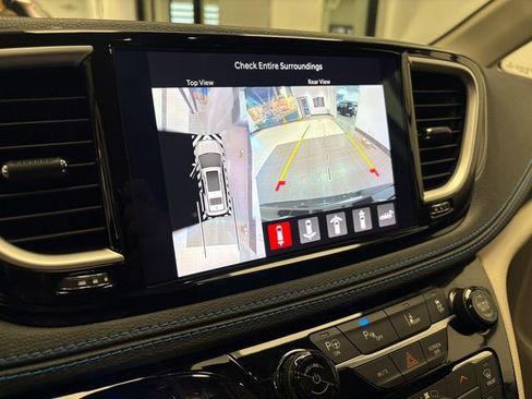 Used 2021 Chrysler Pacifica Touring-L image 17