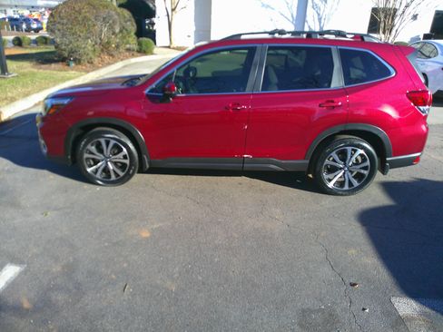 Used 2020 Subaru Forester Limited image 8