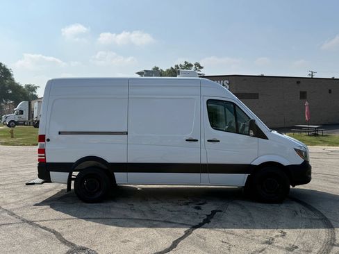 Used 2015 Freightliner Sprinter 2500 w/ Additional Battery Package RWD image 7