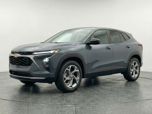 Used 2025 Chevrolet Trax LT w/ LT Convenience Package FWD image 3