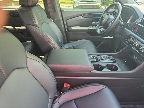 Used 2024 Honda Pilot TrailSport image 10