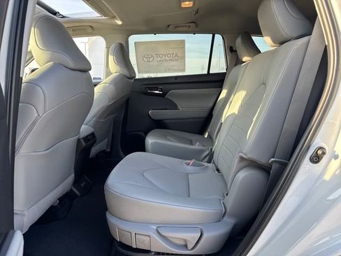 New 2026 Toyota Highlander XLE image 12