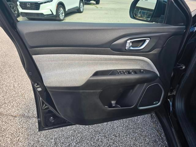Used 2024 Jeep Compass Latitude w/ Sun and Sound Group AWD/4WD image 12