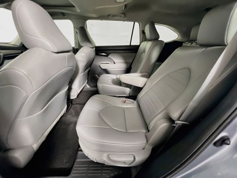 Used 2023 Toyota Highlander XLE FWD image 28
