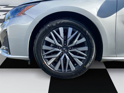 Used 2024 Nissan Altima 2.5 SV image 14