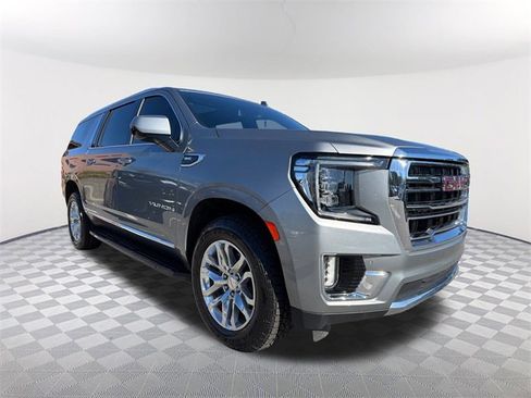 Used 2023 GMC Yukon XL SLT image 3